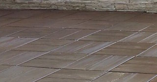 Бетонная брусчатка двора в Донском в октябре