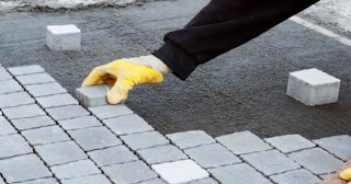Монтаж тротуарной плитки на даче в Донском в октябре